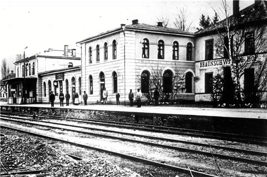 Der Schriftzug „Braunschweiger Hof“ ist zu erkennen. Nur von welchem Gebäude welchen Bahnhofs prangt er? Foto: Ahrens-Archiv