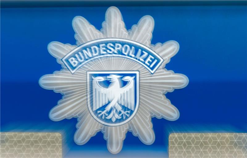 Bundespolizei nennt Vornamen nach Waffenfunden Der Schriftzug Bundespolizei ist auf einem Einsatzwagen zu sehen.