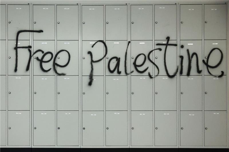 Propalästinensische Aktivisten errichten Camp in Uni Bremen Der Schriftzug "Free Palestine" wurde während der Besetzung des Audimax der Universität Leipzig an eine Wand mit Schließfächern gesprüht.