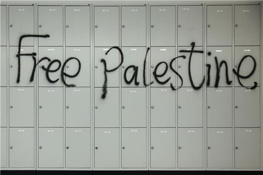Der Schriftzug "Free Palestine" wurde während der Besetzung des Audimax der Universität Leipzig an eine Wand mit Schließfächern gesprüht.