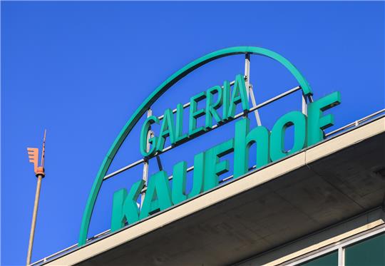 Der Schriftzug "Galeria Kaufhof" auf dem Dach der Filiale der Warenhauskette Galerie Karstadt Kaufhof in Köln. Foto: picture alliance/dpa | Oliver Berg