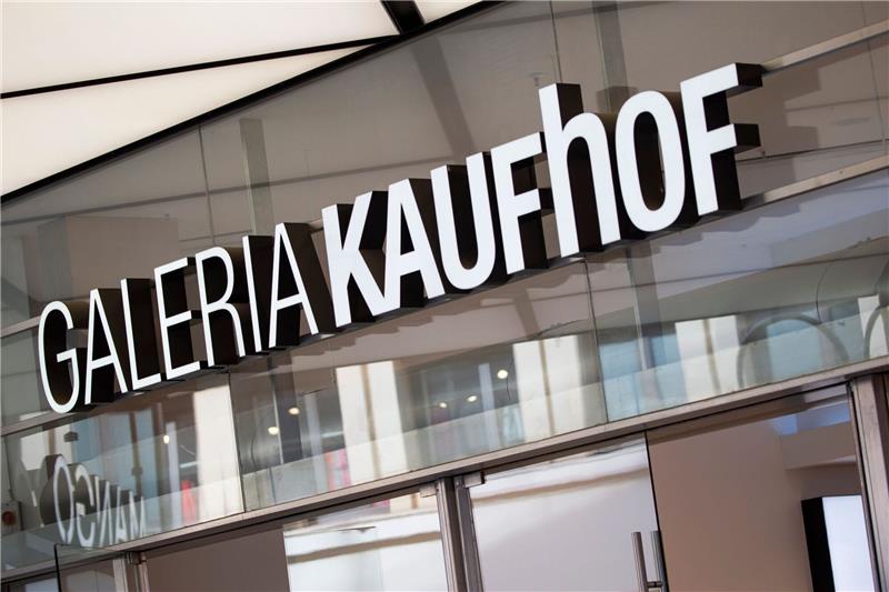 Der Schriftzug Galeria Kaufhof ist an einer Filiale der Warenhauskette Galeria Karstadt Kaufhof angebracht.