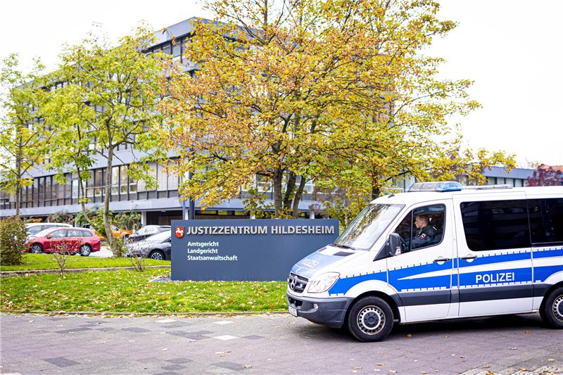 56-Jähriger muss nach Tötung von Mutter in Psychiatrie Der Schriftzug „Justizzentrum Hildesheim - Amtsgericht - Landgericht - Staatsanwaltschaft“ ist auf einem Schild zu lesen. Foto: Moritz Frankenberg/DPA