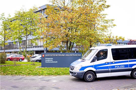 Der Schriftzug „Justizzentrum Hildesheim - Amtsgericht - Landgericht - Staatsanwaltschaft“ ist auf einem Schild zu lesen. Foto: Moritz Frankenberg/DPA