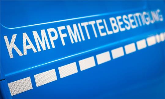 Der Schriftzug «Kampfmittelbeseitigung» ist an einem Einsatzfahrzeug zu lesen.