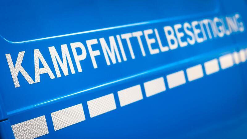 Evakuierung wegen Sprengung: Rund 700 Menschen betroffen Der Schriftzug „Kampfmittelbeseitigung“ ist an einem Einsatzfahrzeug zu lesen.