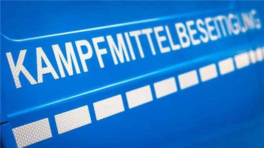 Der Schriftzug „Kampfmittelbeseitigung“ ist an einem Einsatzfahrzeug vom Kampfmittelbeseitigungsdienst (KBD) Niedersachsen zu lesen.