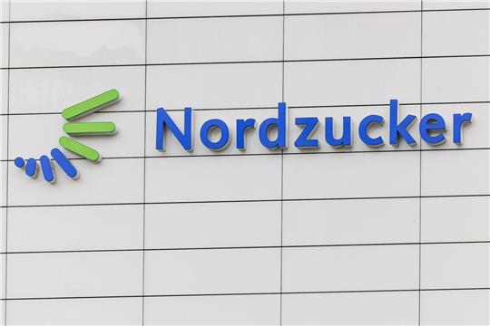 Der Schriftzug «Nordzucker» und das Nordzucker-Logo sind an einer Wand des Unternehmenssitzes der Nordzucker AG angebracht.
