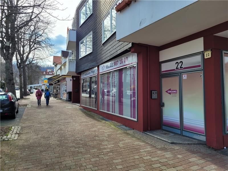 Der Schriftzug „Pflegedienst Remmers“ ist bereits aus dem Schaufenster in der Herzog-Wilhelm-Straße 22 verschwunden. Bald wird er durch „Subvenio“ und eine ganz neue Farbgebung ersetzt, so der Plan des neuen Eigentümers. Fotos: Exner