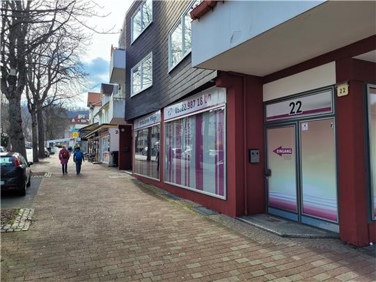 Der Schriftzug „Pflegedienst Remmers“ ist bereits aus dem Schaufenster in der Herzog-Wilhelm-Straße 22 verschwunden. Bald wird er durch „Subvenio“ und eine ganz neue Farbgebung ersetzt, so der Plan des neuen Eigentümers. Fotos: Exner