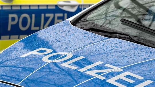 Der Schriftzug „Polizei“ auf der Kühlerhaube eines Autos