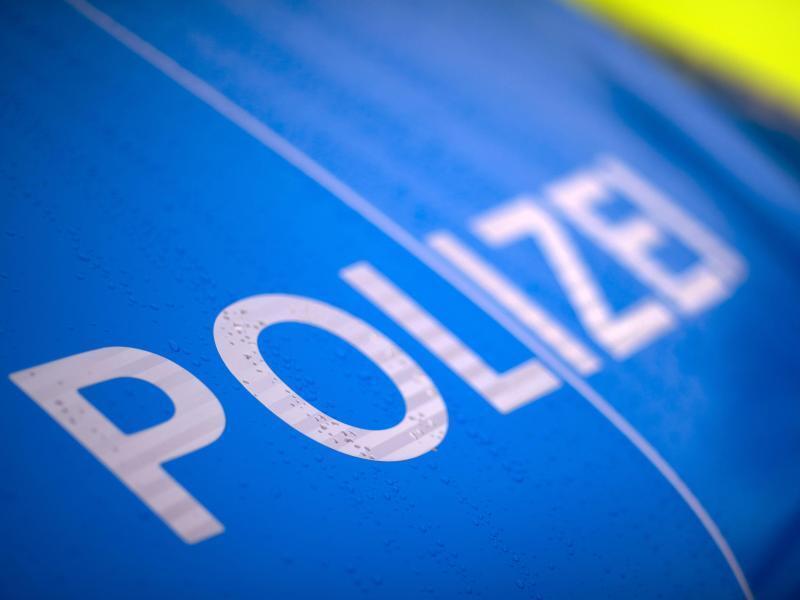 18-jähriger Motorradfahrer schwer verletzt Der Schriftzug «Polizei» steht auf einem Streifenwagen. Foto: Jens Büttner/dpa-Zentralbild/ZB/Symbolbild