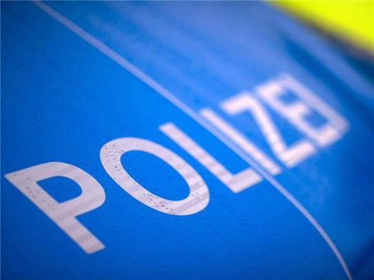 Der Schriftzug «Polizei» steht auf einem Streifenwagen. Foto: Jens Büttner/dpa-Zentralbild/ZB/Symbolbild