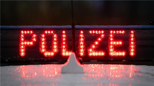 Der Schriftzug Polizei wurde aufgenommen während einer Verkehrskontrolle. 