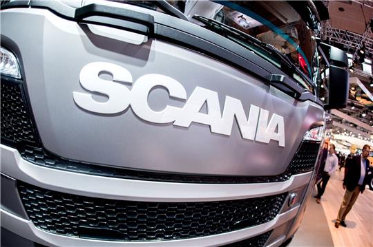 Der Schriftzug «Scania» steht auf dem Kühlergrill eines LKW am Stand von Scania bei der IAA Nutzfahrzeuge.