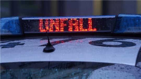 Der Schriftzug "Unfall" ist neben dem Blaulicht auf dem Dach eines Polizeiautos zu lesen (Symbolbild).