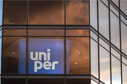 Der Schriftzug Uniper ist hinter einer Glasfassade zu lesen.