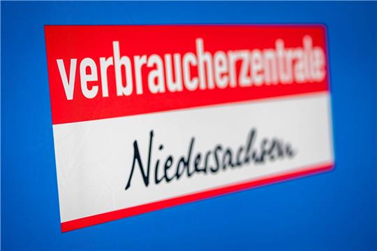 Der Schriftzug «Verbraucherzentrale Niedersachsen» ist an einer Wand zu lesen.