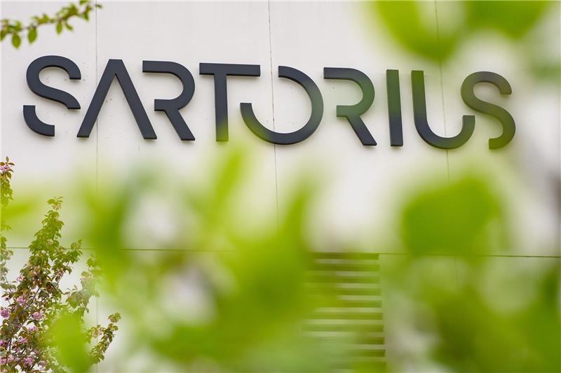 Sartorius schüttet 50,7 Millionen Euro Dividende aus Der Schriftzug der Sartorius AG ist an einem Gebäude zu sehen.