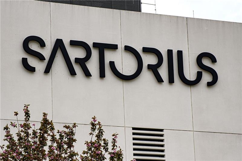 Der Schriftzug der Sartorius AG ist an einem Gebäude zu sehen.
