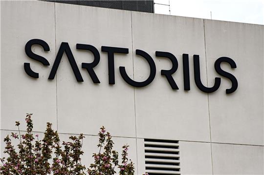 Der Schriftzug der Sartorius AG ist an einem Gebäude zu sehen.
