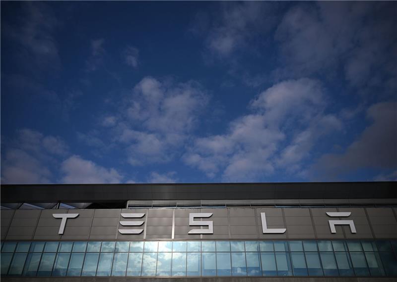 Der Schriftzug der Tesla Gigafactory Berlin Brandenburg. In der Tesla-Autofabrik in Grünheide steht die Produktion wegen eines Stromausfalls nach einem Anschlag auf einen Strommasten still.