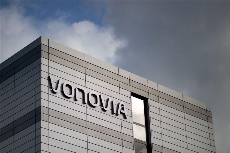 Der Schriftzug des Wohnungsunternehmens «Vonovia» hängt an der Firmenzentrale.