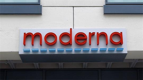 Der Schriftzug „moderna“ am Eingang eines Gebäudes des US-Unternehmens. (Archivbild)