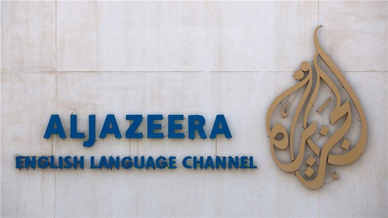 Al-Dschasira-Schließung in Israel: Razzia im Büro Der Schriftzug und das Logo des arabischen Nachrichtensenders Al-Dschasira sind auf dem Gelände des Unternehmens zu sehen.