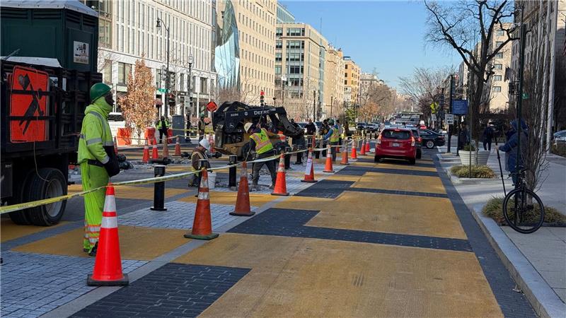 Bauarbeiter entfernen Schriftzug Black Lives Matter in DC Der Schriftzug wird entfernt