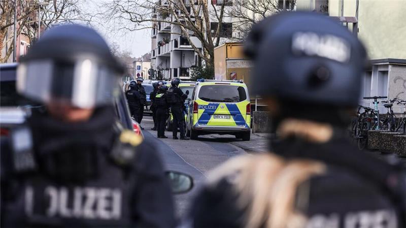 Der Schütze ist weiter flüchtig.