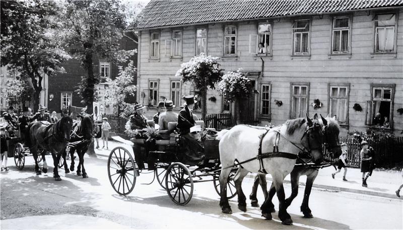 Schützengesellschaft St. Andreasberg wird 500 Jahre alt Der Schützenumzug mit Kutschen in vergangener Zeit durch die Schützenstraße. Archivfotos: Privat