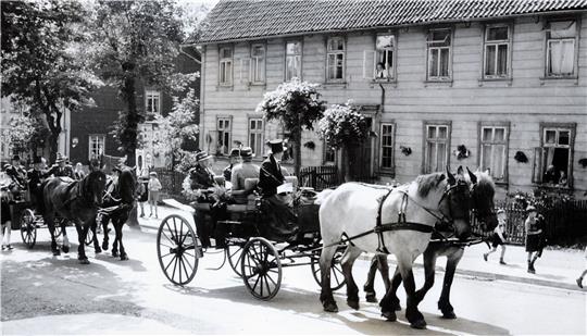 Der Schützenumzug mit Kutschen in vergangener Zeit durch die Schützenstraße.  Archivfotos: Privat