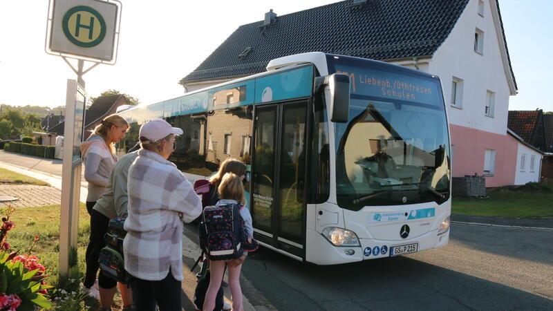 40 Meter entscheiden: Heimeröder Grundschüler ohne Fahrkarte Der Schulbus kommt. Aber nicht alle Kinder bekommen eine kostenlose Fahrkarte von Landkreis.