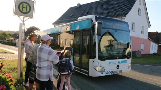 Der Schulbus kommt. Aber nicht alle Kinder bekommen eine kostenlose Fahrkarte von Landkreis.