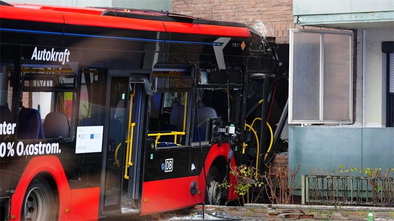 Der Schulbus mit 20 Kindern fuhr gegen eine Hauswand.