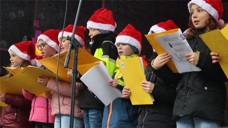 Rund 11.000 Besucher beim weihnachtlichen Rammelsberg Der Schulchor der Schillerschule singt bekannte Weihnachtslieder.