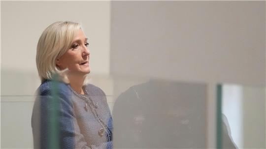 Der Schuldspruch durchkreuzt Le Pens Pläne einer erneuten Präsidentschaftskandidatur, bei der ihr - nach heutiger Stimmungslage - gute Chancen eingeräumt wurden.