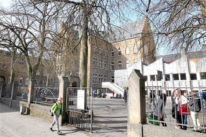 Der Schulhof der früheren Realschule Hoher Weg. Wenn auch er bebaut wird, soll es einen Nachschlag auf den Kaufpreis geben.  Archivfoto: Schenk