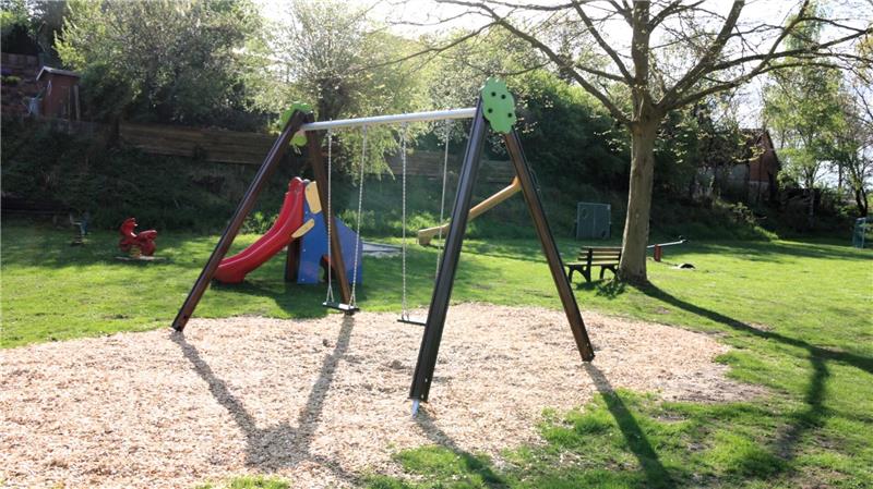 Der Schulspielplatz in Neuenkirchen ist sehr beliebt. Unlängst wurde die Schaukel auf dem Platz erneuert. Nun soll ein Bodentrampolin folgen.