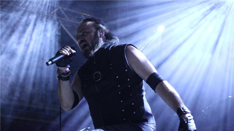 Sänger von „Oomph!“ steht mit Mikro auf der Bühne.