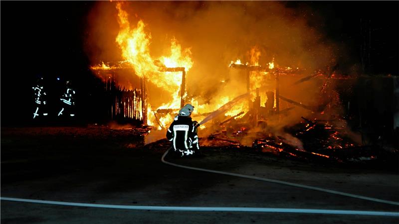 Geräteschuppen auf Goslarer Friedhof brennt komplett nieder Der Schuppen auf dem Friedhof an der Hildesheimer Straße wird ein Raub der Flammen. Fotos: Epping