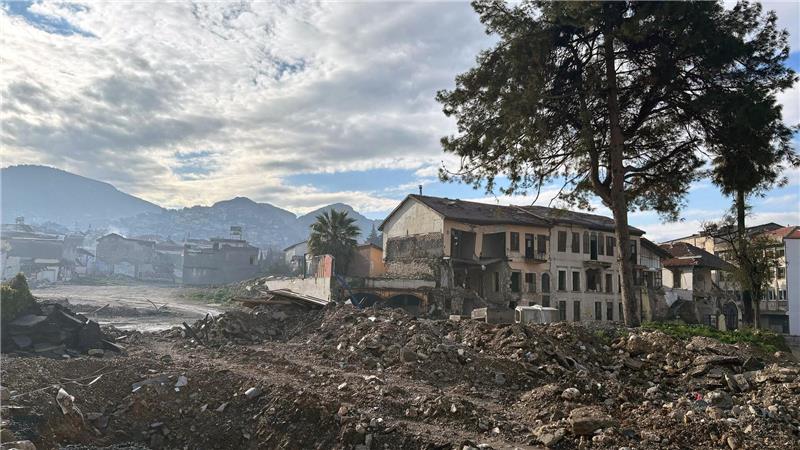 Nach Beben in der Türkei: Gemeinde baut Kirche wieder auf Der Schutt wurde abgetragen, der Wiederaufbau muss noch warten.