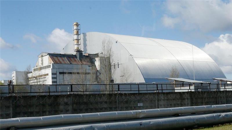 Selenskyj: Russische Drohne hat Tschernobyl-Hülle beschädigt Der Schutzschild um das AKW Tschernobyl soll in der Nacht von einer russischen Drohne getroffen worden sein (Archivbild)