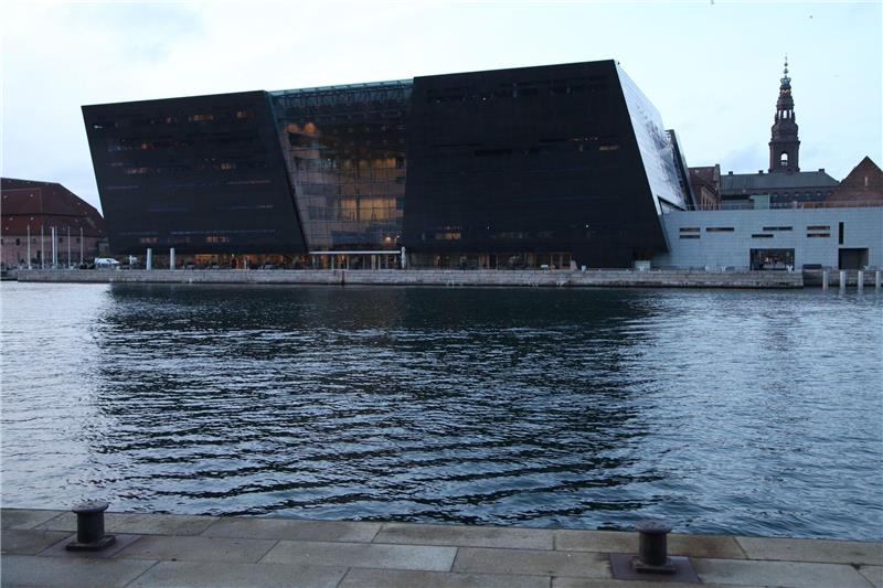 Kopenhagen ist Welthauptstadt der Architektur «Der Schwarze Diamant» wurde von dem dänischen Architekturbüro Schmidt Hammer Lassen entworfen.