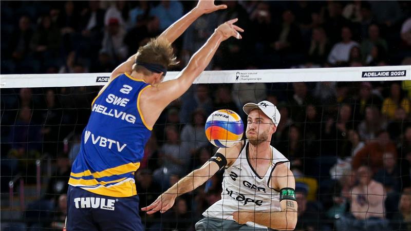 Der Schwede Jonatan Hellvig blockt Clemens Wickler (r) im WM-Halbfinale.