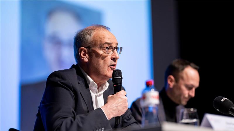 Der Schweizer Bundespräsident Guy Parmelin (l) äußerte sich bestürzt.
