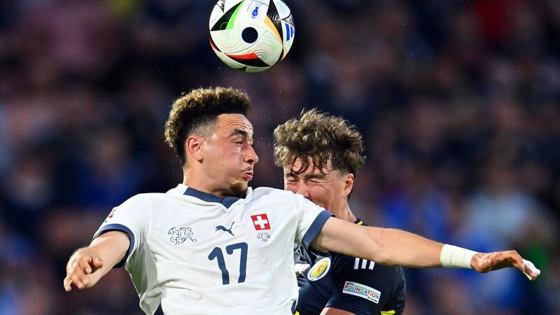 Traumtor reicht nicht: Schweiz spielt 1:1 gegen Schottland Der Schweizer Ruben Vargas (l) und Schottlands Jack Hendry liefern sich ein Kopfballduell.