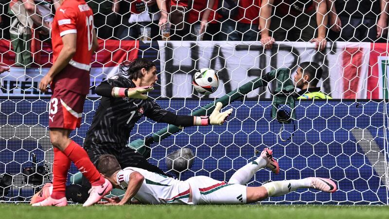 Xhaka jubelt: Schweizer Sieg mit vier Geschichten Der Schweizer Schlussmann Yann Sommer (l) kann den Ball von Ungarns Barnabás Varga nicht abwehren.