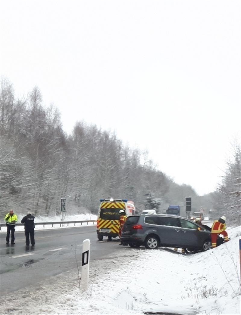 Der Seat rutschte in den Graben – auch er ist ein Totalschaden. Foto: Feuerwehr Langelsheim